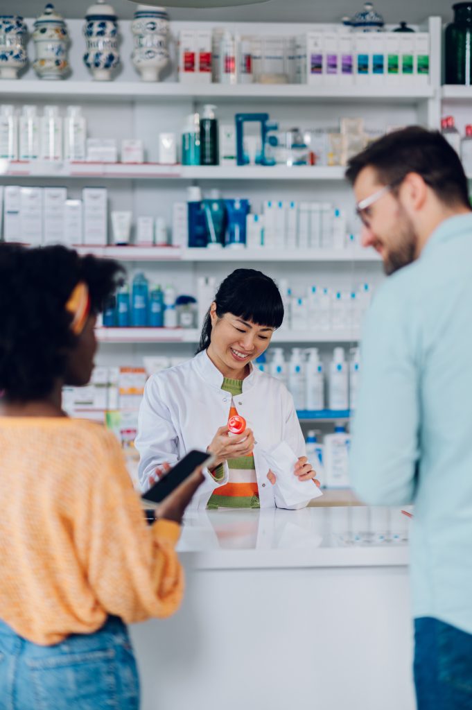 Pharmacienne délivrant des patients au comptoir